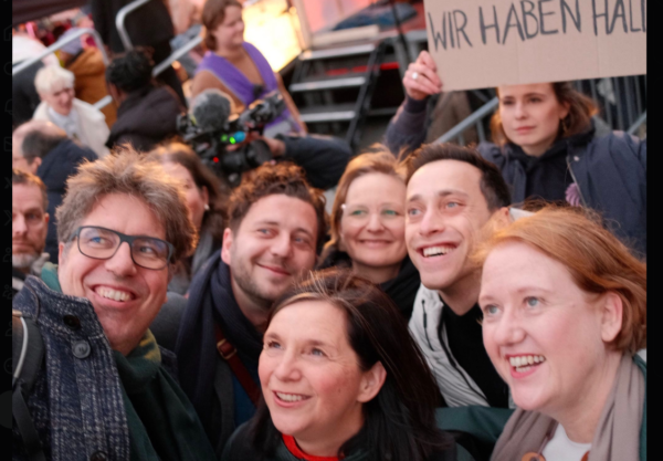 Aschaffenburg - Demo gegen Rechts, Politiker lachen bei Demo-Selfies