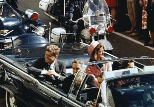 John F. Kennedy 1963bei der Fahrt durch Dallas, kurz vor dem Attentat