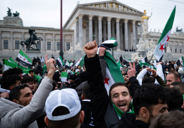 30.000 syrische Migranten bejubelten den Sturz des Assad-Regimes vor dem Parlament in Wien