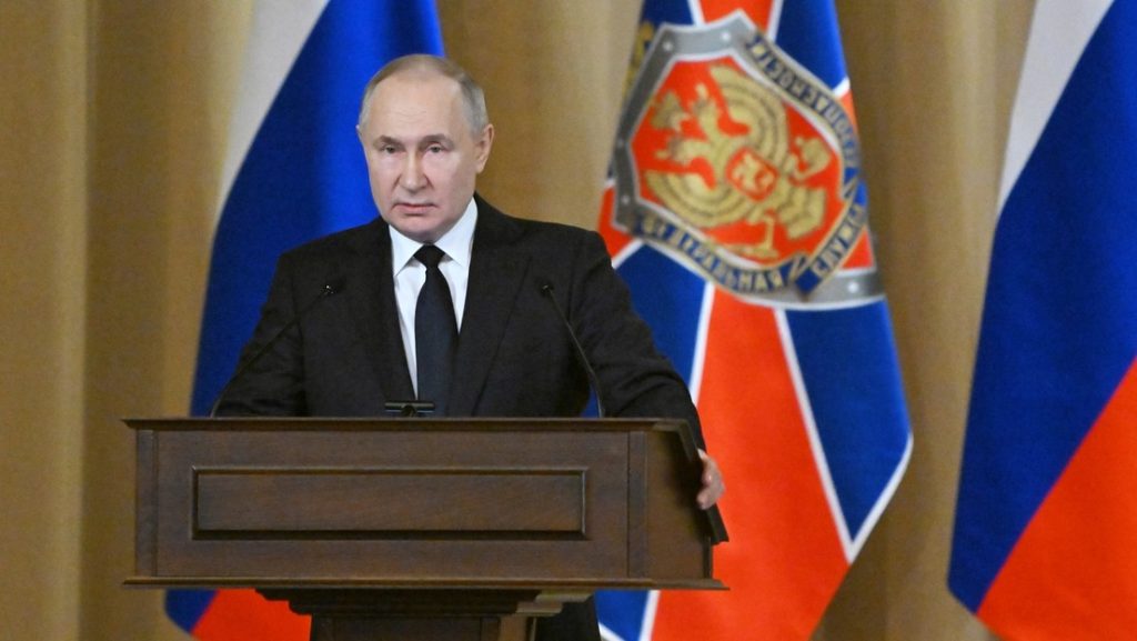 Russlands Präsident Wladimir Putin spricht auf einer Vorstandssitzung des russischen Föderalen Sicherheitsdienstes