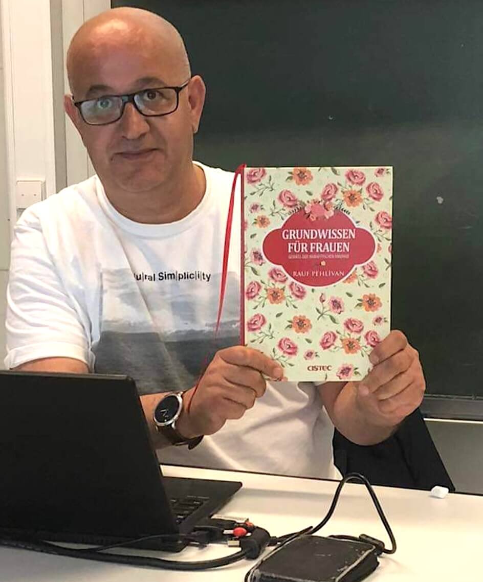 Islam-Theologe Ourghi (Bild) hatte schon 2022 Alarm geschlagen, nachdem er in der DITIB-Zentralmoschee in Köln das Buch „Grundwissen für Frauen” gekauft hatte.