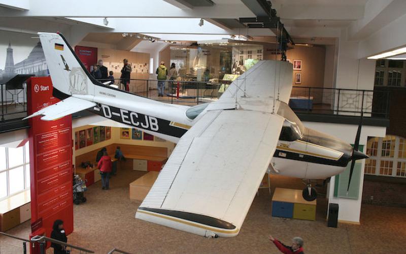 Die Cessna 172, mit der Mathias Rust 1987 von Finnland nach Moskau flog als Ausstellungsstück im Deutschen Technikmuseum Berlin, 30.12.2010, Foto Andrey Belenko via Wikimedia Commons, Lizenz CC BY 2.0