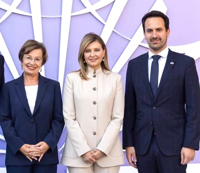 Doris Schmidauer, Olena Selenskyj und Christoph Wiederkehr (NEOS) in Kiew Screenshot FB