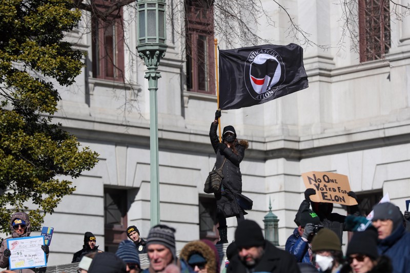 Eine Demonstrantin mit Antifa-Flagge am Capitol.