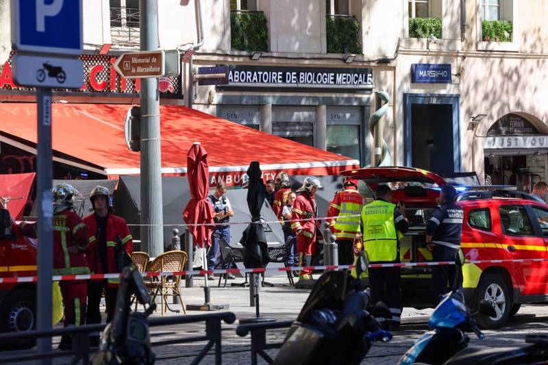 Absperrband flattert im belebten Innenstadt-Viertel – vor einem Restaurant namens „Istanbul City“.